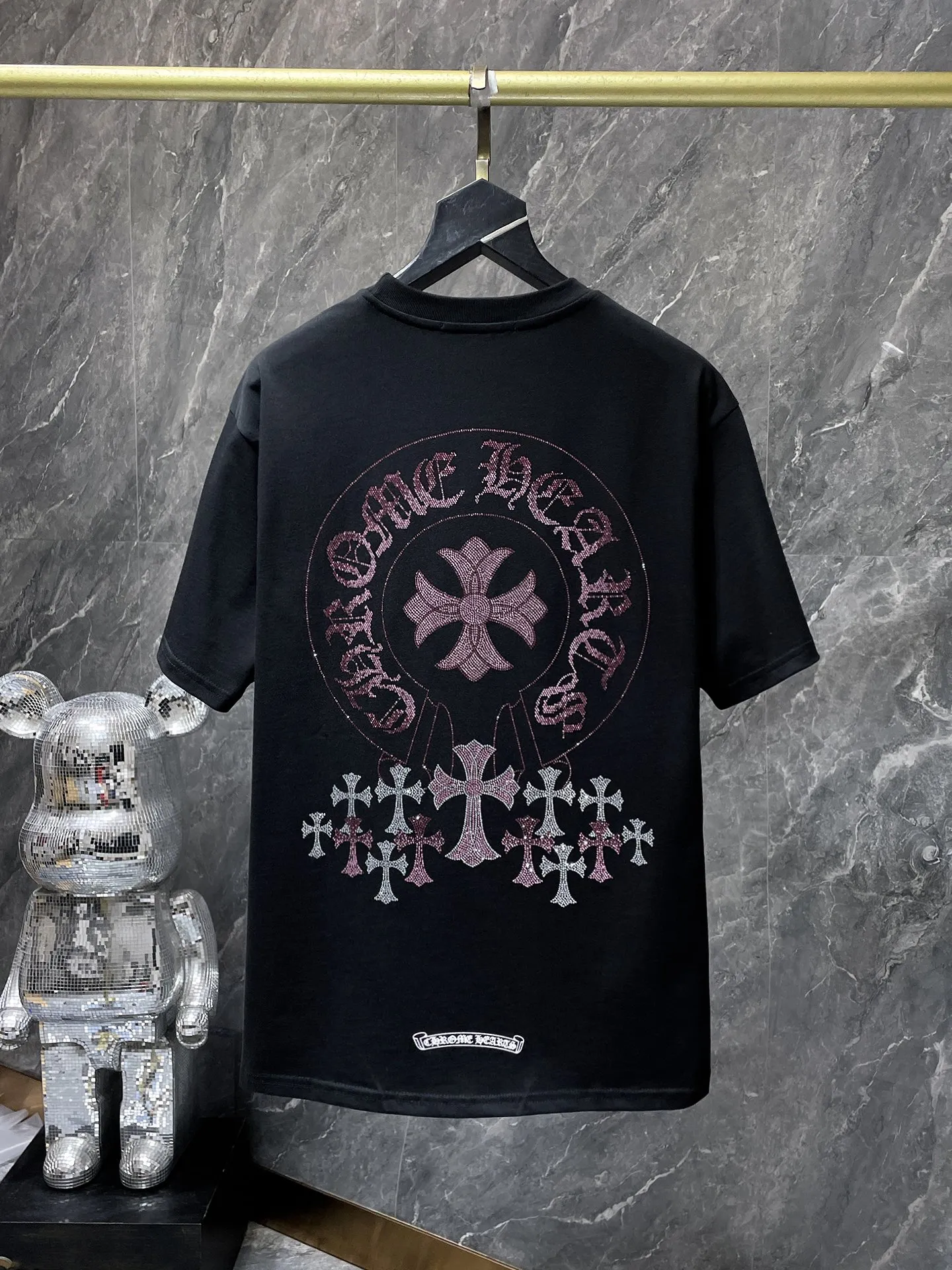 P170 New Chrome Hearts 25ss for summer. High-weight, environmentally friendly and high-quality top-quality fabric. 260g~285g. Heavy-duty hot-drilled horseshoes, Sanskrit letters, cross short-sleeves. Counter synchronization. 1:1 replica version. Recommended color: black. Size: S, M, L, XL.